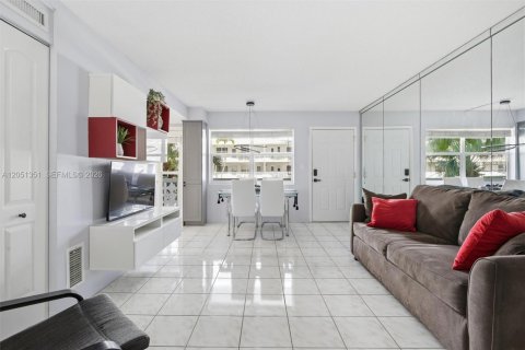 Condominio en Hallandale Beach, Florida, 1 dormitorio № 2180042