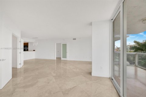 Condo in Miami Beach, Florida, 2 bedrooms № 2260617 - photo 14