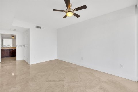 Condo in Miami Beach, Florida, 2 bedrooms № 2260617 - photo 23