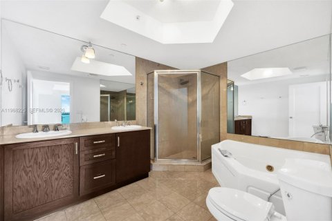 Condo in Miami Beach, Florida, 2 bedrooms № 2260617 - photo 27