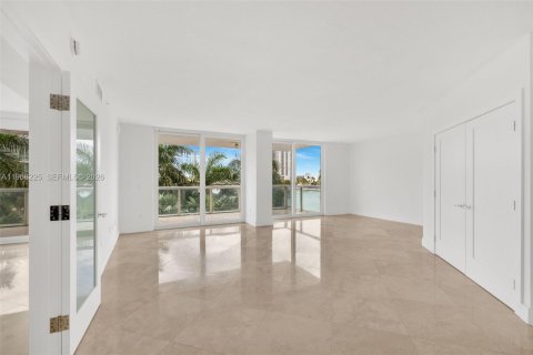 Condo in Miami Beach, Florida, 2 bedrooms № 2260617 - photo 12