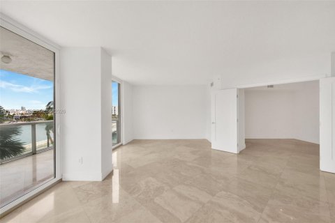 Condo in Miami Beach, Florida, 2 bedrooms № 2260617 - photo 13