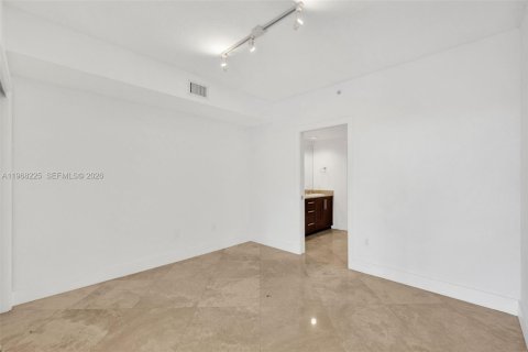 Condo in Miami Beach, Florida, 2 bedrooms № 2260617 - photo 15
