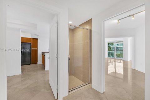 Condo in Miami Beach, Florida, 2 bedrooms № 2260617 - photo 19