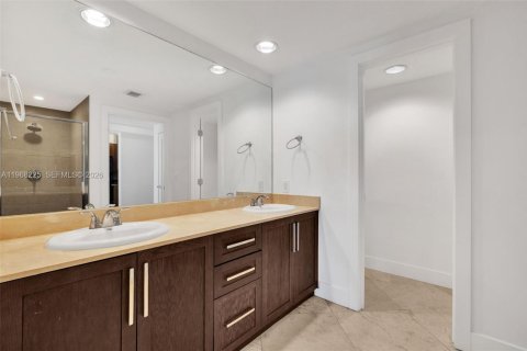 Condo in Miami Beach, Florida, 2 bedrooms № 2260617 - photo 17