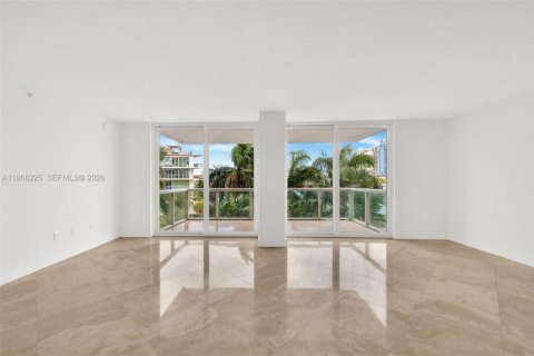 Condo in Miami Beach, Florida, 2 bedrooms № 2260617 - photo 2