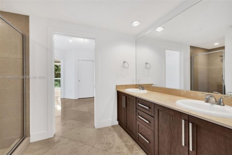 Condo in Miami Beach, Florida, 2 bedrooms № 2260617 - photo 18