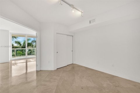 Condo in Miami Beach, Florida, 2 bedrooms № 2260617 - photo 16