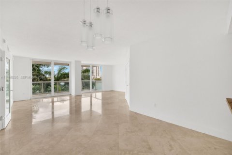 Condo in Miami Beach, Florida, 2 bedrooms № 2260617 - photo 3