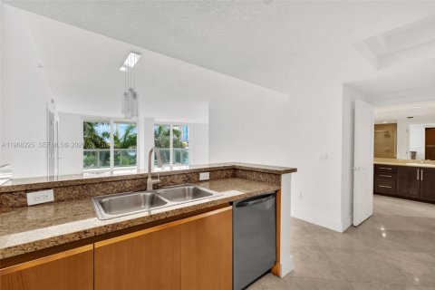Condo in Miami Beach, Florida, 2 bedrooms № 2260617 - photo 8