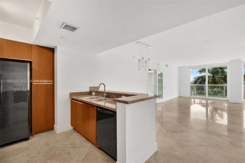 Condo in Miami Beach, Florida, 2 bedrooms № 2260617 - photo 5