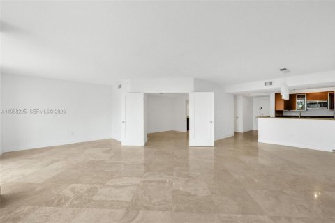Condo in Miami Beach, Florida, 2 bedrooms № 2260617 - photo 4