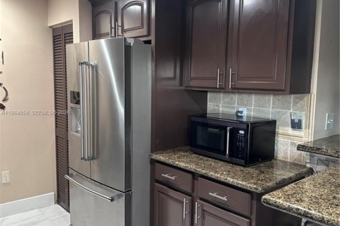 Купить таунхаус в Майами-Гарденс, Флорида 4 спальни, 150.32м2, № 2050496 - фото 15