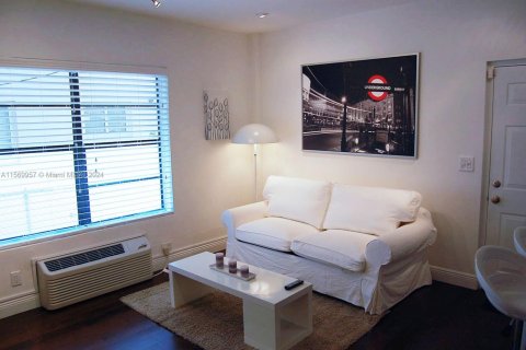 Condominio en venta en Miami Beach, Florida, 1 dormitorio, 43.66 m2 № 1741665 - foto 1