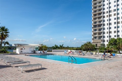 Condominio en venta en Hollywood, Florida, 2 dormitorios, 145.86 m2 № 1945489 - foto 20