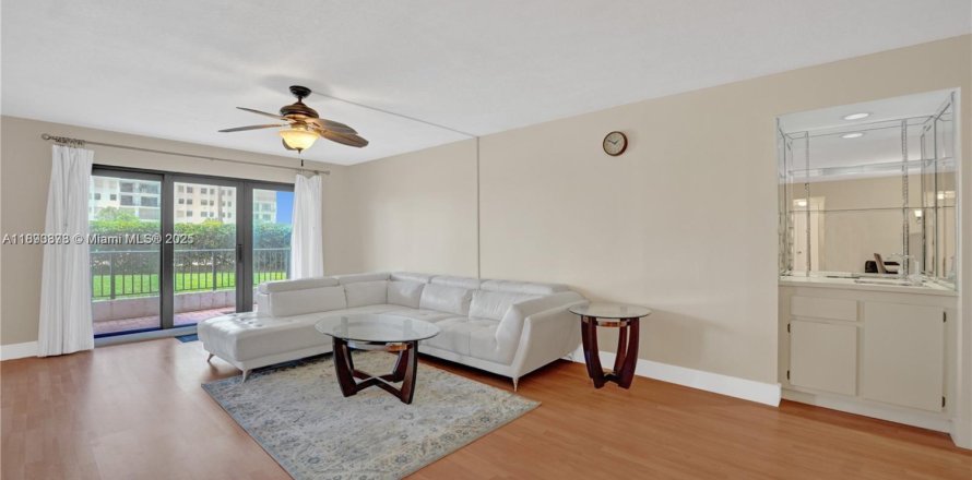 Condominio en Hollywood, Florida, 2 dormitorios № 1945489