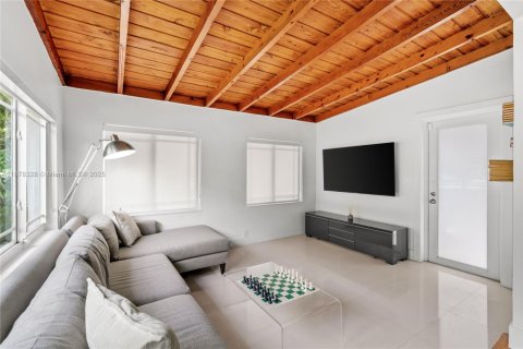 House in Miami Springs, Florida 3 bedrooms, 173.63 sq.m. № 2013469 - photo 15