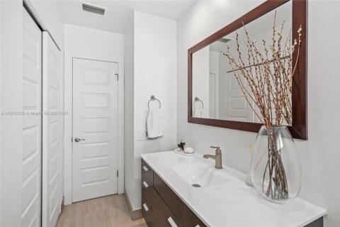 House in Miami Springs, Florida 3 bedrooms, 173.63 sq.m. № 2013469 - photo 18