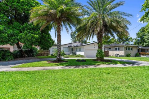 House in Miami Springs, Florida 3 bedrooms, 173.63 sq.m. № 2013469 - photo 3