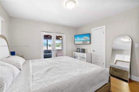 House in Miami Springs, Florida 3 bedrooms, 173.63 sq.m. № 2013469 - photo 21