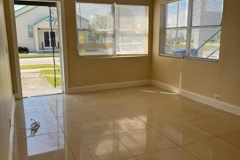 Villa ou maison à louer à Riviera Beach, Floride: 2 chambres, 133.78 m2 № 2185461 - photo 5