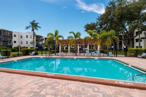 Condo in Saint Petersburg, Florida, 1 bedroom  № 2394217 - photo 25