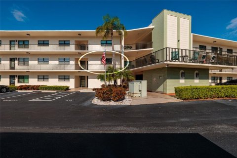 Condo in Saint Petersburg, Florida, 1 bedroom  № 2394217 - photo 3
