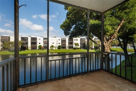 Condo in Saint Petersburg, Florida, 1 bedroom  № 2394217 - photo 17