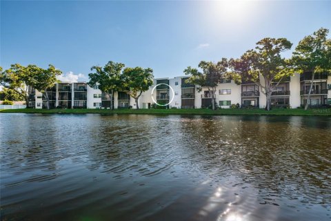 Condo in Saint Petersburg, Florida, 1 bedroom  № 2394217 - photo 21