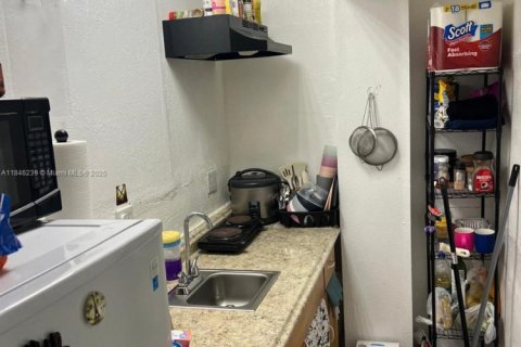 House in Miami, Florida 3 bedrooms, 228.26 sq.m. № 1935765 - photo 10