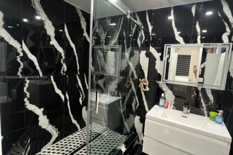 House in Miami, Florida 3 bedrooms, 228.26 sq.m. № 1935765 - photo 19