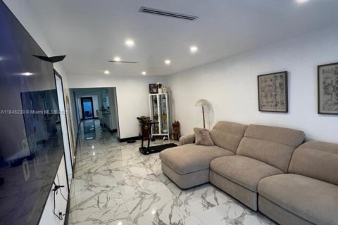 House in Miami, Florida 3 bedrooms, 228.26 sq.m. № 1935765 - photo 5