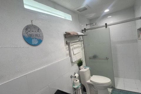 House in Miami, Florida 3 bedrooms, 228.26 sq.m. № 1935765 - photo 24