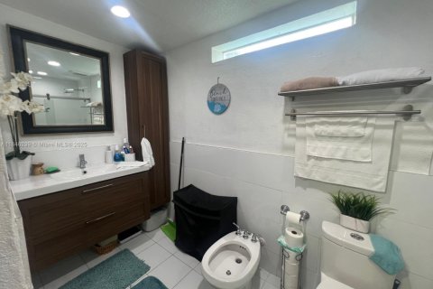 House in Miami, Florida 3 bedrooms, 228.26 sq.m. № 1935765 - photo 16