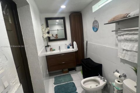 House in Miami, Florida 3 bedrooms, 228.26 sq.m. № 1935765 - photo 27