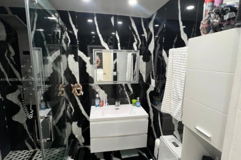 House in Miami, Florida 3 bedrooms, 228.26 sq.m. № 1935765 - photo 18