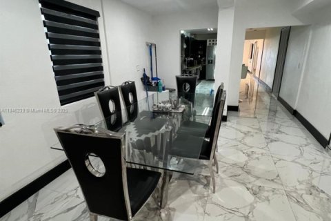 House in Miami, Florida 3 bedrooms, 228.26 sq.m. № 1935765 - photo 9