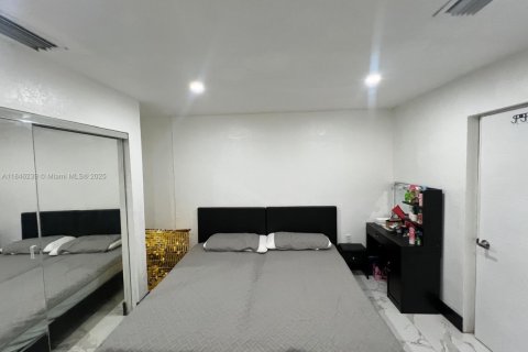 House in Miami, Florida 3 bedrooms, 228.26 sq.m. № 1935765 - photo 6