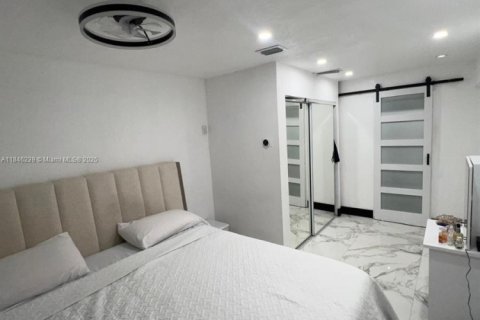 House in Miami, Florida 3 bedrooms, 228.26 sq.m. № 1935765 - photo 17
