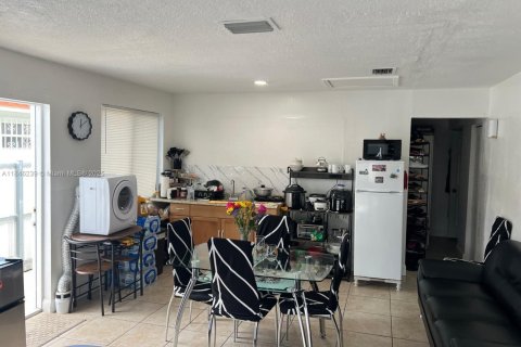 House in Miami, Florida 3 bedrooms, 228.26 sq.m. № 1935765 - photo 2