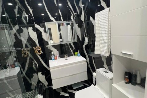 House in Miami, Florida 3 bedrooms, 228.26 sq.m. № 1935765 - photo 3