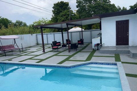 House in Miami, Florida 3 bedrooms, 228.26 sq.m. № 1935765 - photo 14