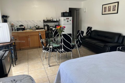 House in Miami, Florida 3 bedrooms, 228.26 sq.m. № 1935765 - photo 20