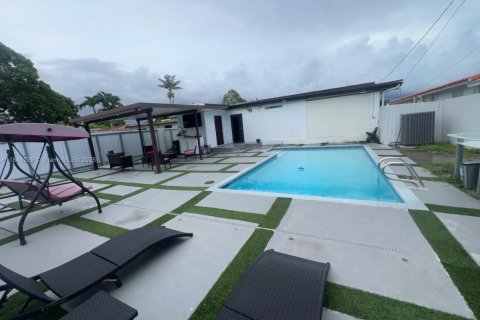 House in Miami, Florida 3 bedrooms, 228.26 sq.m. № 1935765 - photo 22