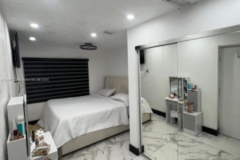 House in Miami, Florida 3 bedrooms, 228.26 sq.m. № 1935765 - photo 25