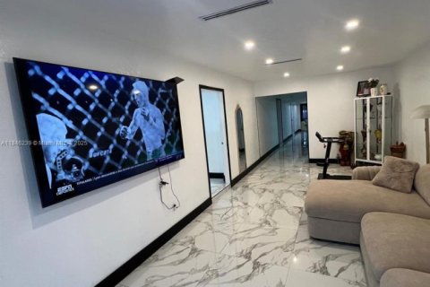 House in Miami, Florida 3 bedrooms, 228.26 sq.m. № 1935765 - photo 13