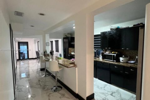 House in Miami, Florida 3 bedrooms, 228.26 sq.m. № 1935765 - photo 26