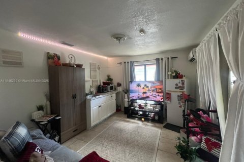 House in Miami, Florida 3 bedrooms, 228.26 sq.m. № 1935765 - photo 30