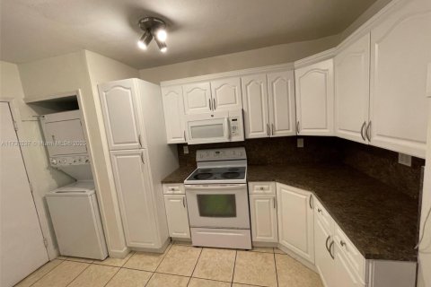 Condo in Hialeah, Florida, 2 bedrooms  № 1937383 - photo 6
