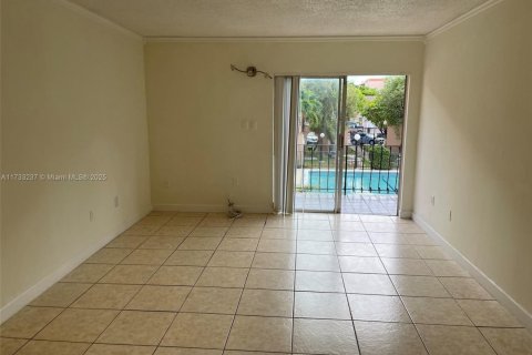 Condo in Hialeah, Florida, 2 bedrooms  № 1937383 - photo 8